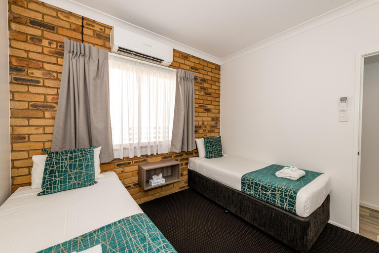Bedroom 2, The Club Motor Inn Chinchilla, Chinchilla