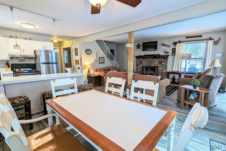 Others 4, Harmony Cottage by Avantstay Lake Access, Hot Tub, Fire Pit, & Game Room, Carbon