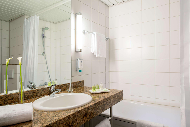Bathroom 4, BW Conference Airporthotel Frankfurt-Moerfelden, Groß-Gerau