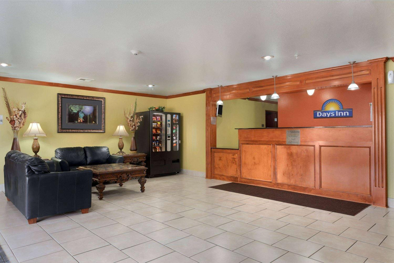 Public Area 3, Days Inn by Wyndham Lumberton, Hardin