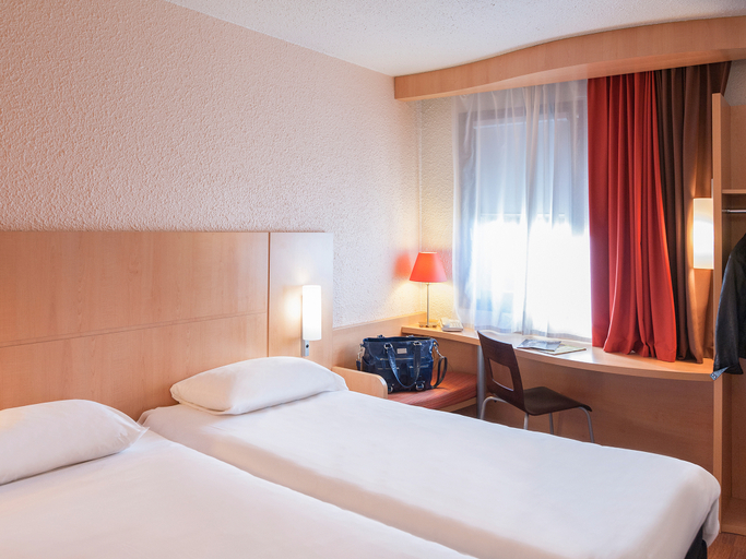 Bedroom 4, ibis Cambrai, Nord