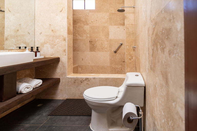 Bathroom 4, Hotel Los Farallones, La Libertad