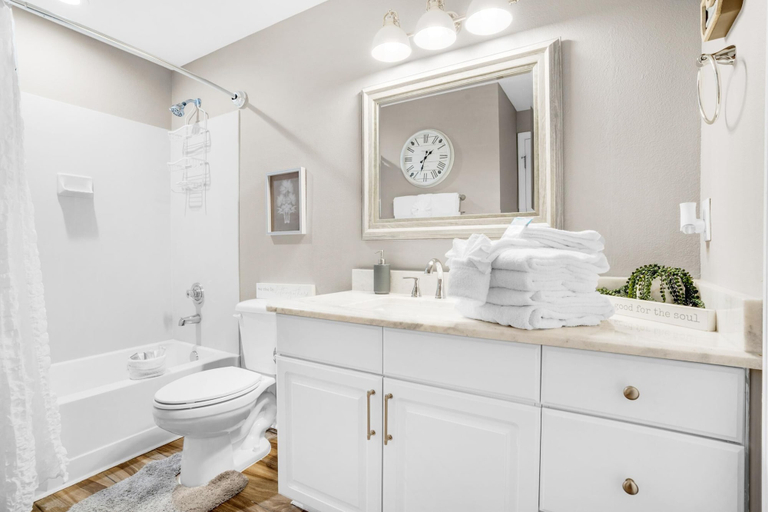 Bathroom 4, Tidewater 905, Bay