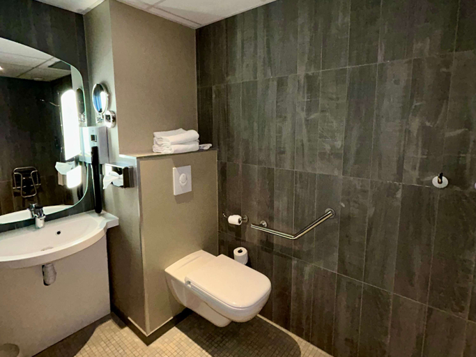 Bathroom 4, ibis Saint-Malo La Madeleine, Ille-et-Vilaine