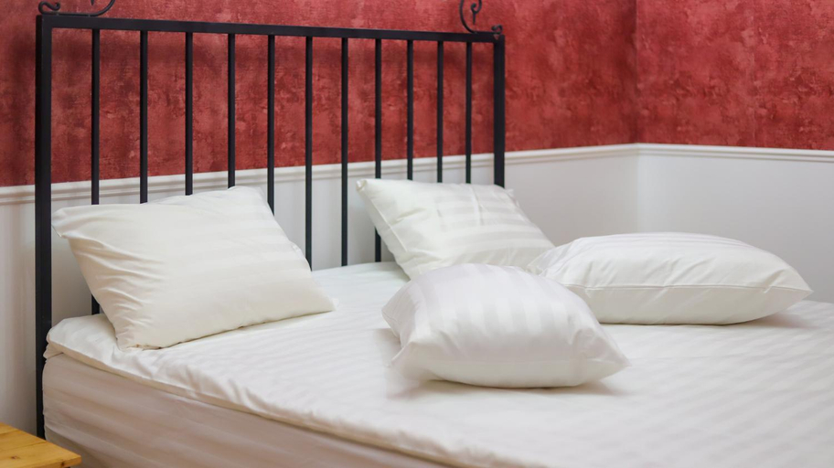 Others 4, Nur Guest House