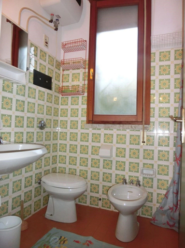 Bathroom, Adorable Gardened 650m From the Beach, Venezia