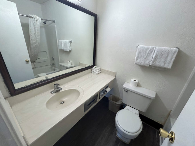 Bathroom 4, Studio 6 Tempe, AZ – Elliot Road, Maricopa