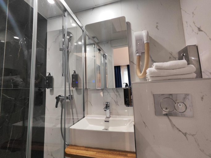 Bathroom 4, Atelier Montparnasse, Paris