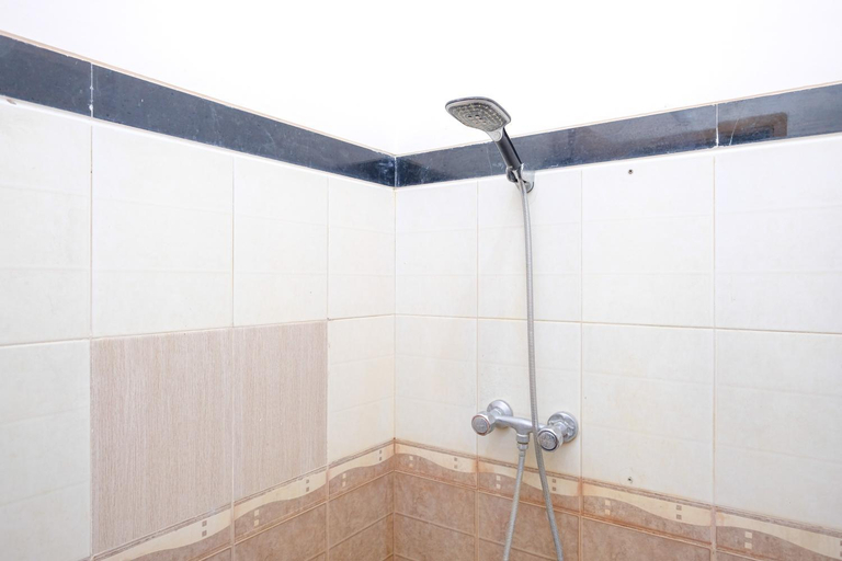 Bathroom, RedDoorz @ Savitri Hotel, Sleman