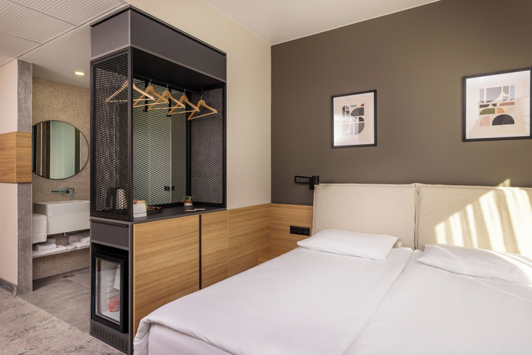 Bedroom 4, B1 Downtown Hotel, Stolichna