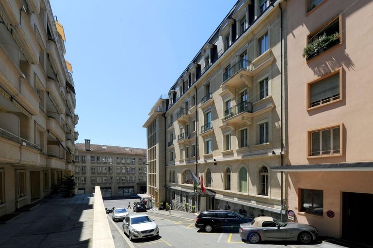 Exterior & Views