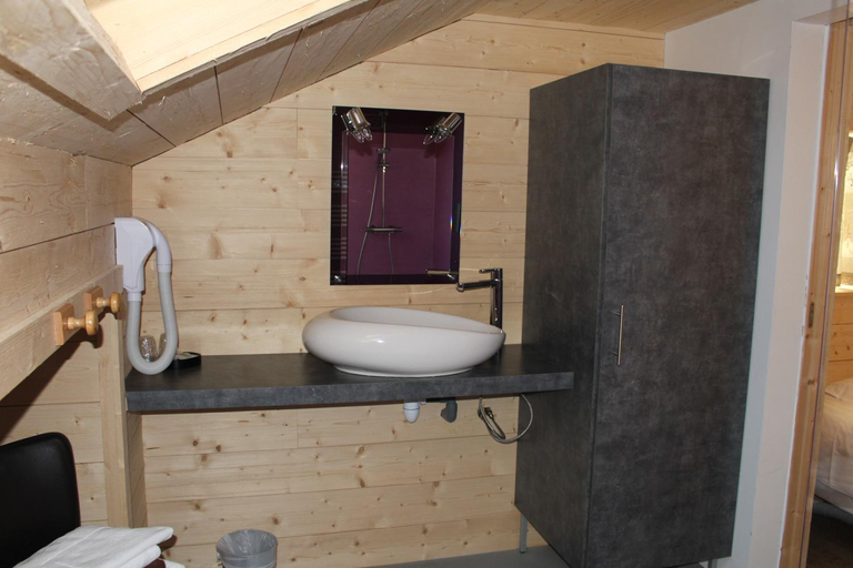 Bathroom 5, Hotel du Puy Ferrand , Restaurant La Table de l'Ours, Puy-de-Dôme