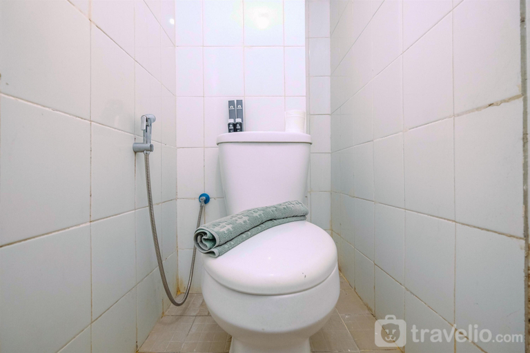 Bathroom 5, Simple and Cozy Living Studio at Dramaga Tower Apartment By Travelio, Bogor