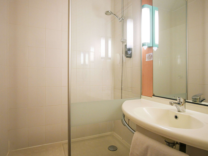 Bathroom 4, Ibis Toulouse Blagnac Aéroport, Haute-Garonne