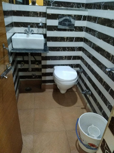 Bathroom 2, Hotel Silver Palace, Delhi
