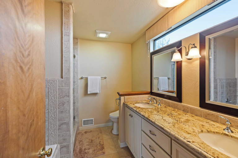 Bathroom 3, 6bdr Group Retreat, Decks w/ Incredible Views Starry Heights by Avantstay, San Bernardino
