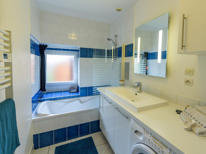 Bathroom 3, Holiday home with private pool, Finistère