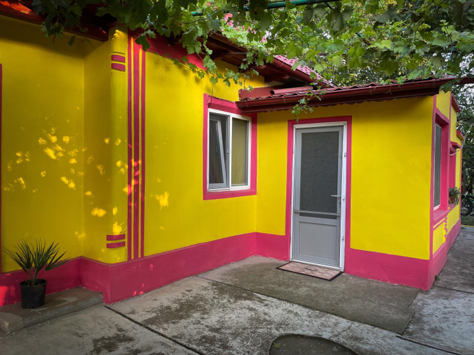 Others 5, Casuta Mariuca, Greci