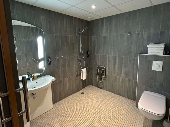 Bathroom 4, ibis Saint-Malo La Madeleine, Ille-et-Vilaine