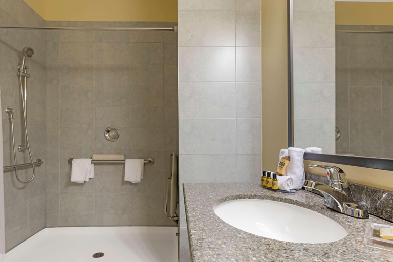 Bathroom 5, Best Western Plus Liverpool Hotel & Conference Centre, Queens