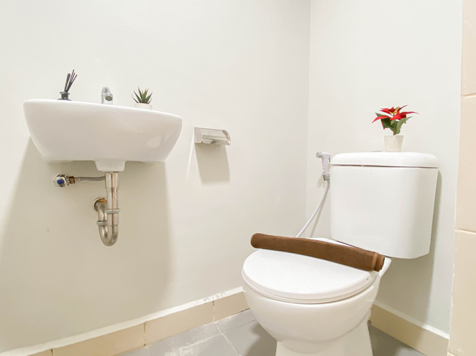 Bathroom 5, Wooden Space Studio at Meikarta Apartment By Travelio, Cikarang