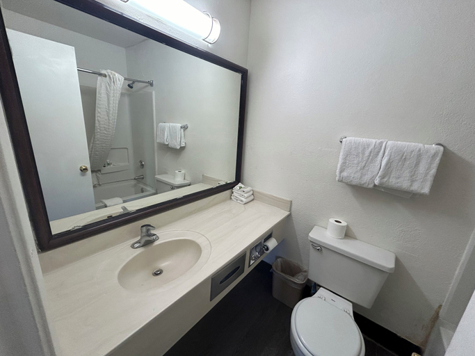 Bathroom 4, Studio 6 Tempe, AZ – Elliot Road, Maricopa