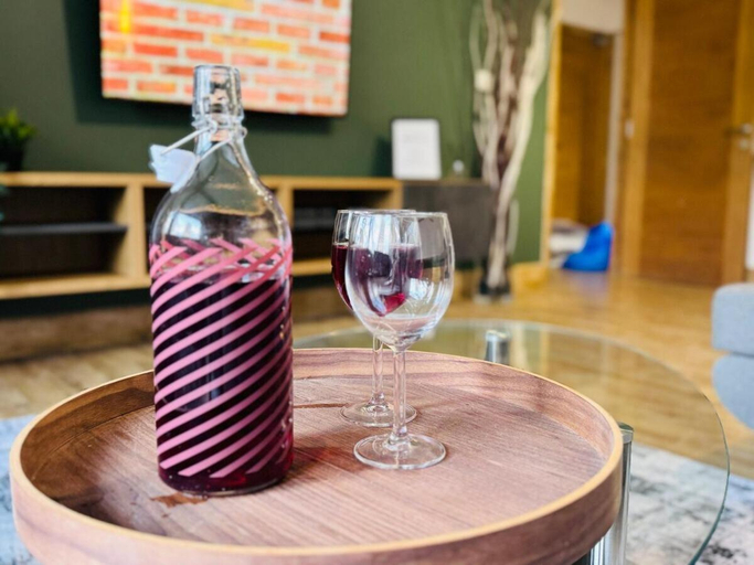 Food & Drinks 5, The Edge FT4, London