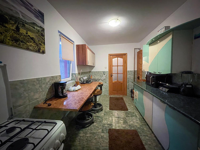 Others 3, Casuta Mariuca, Greci