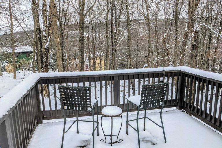 Others 5, Harmony Cottage by Avantstay Lake Access, Hot Tub, Fire Pit, & Game Room, Carbon