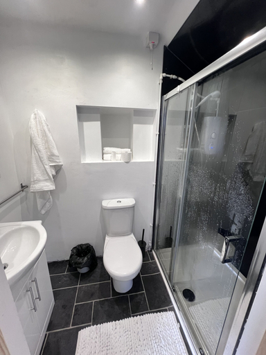 Bathroom 3, Hoopers Sandy Beach Guest Rooms, Swansea