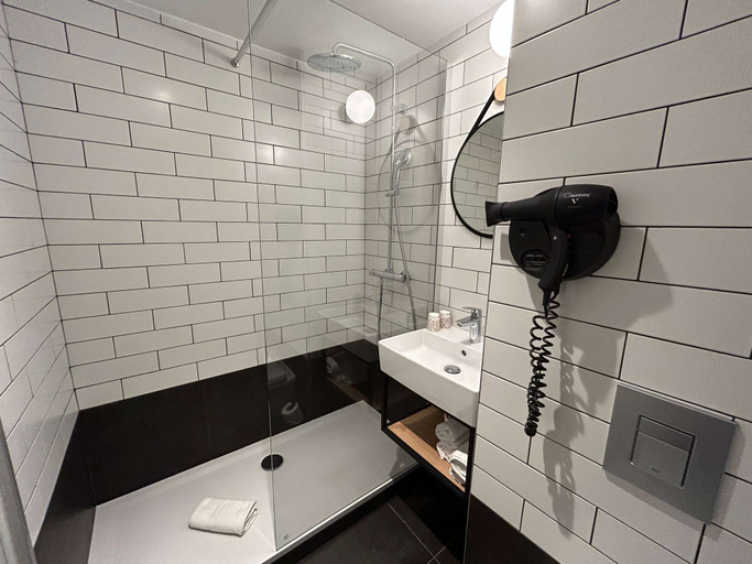 Bathroom 5, ibis Paris Nord Porte de Saint Ouen, Seine-Saint-Denis