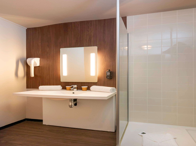 Bathroom 4, ibis Styles Rouen Parc des Expos Zenith, Seine-Maritime
