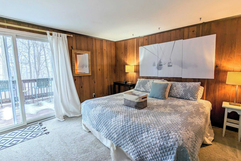 Others 2, Harmony Cottage by Avantstay Lake Access, Hot Tub, Fire Pit, & Game Room, Carbon