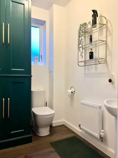 Bathroom 3, London 4-Bed in Coulsdon, 20 mins Gatwick, Parking, London