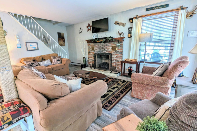 Others 3, Harmony Cottage by Avantstay Lake Access, Hot Tub, Fire Pit, & Game Room, Carbon