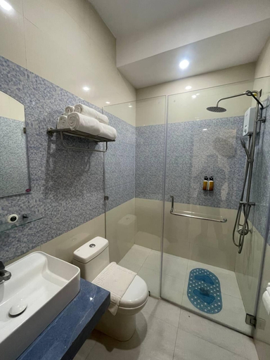 Bathroom 5, Estela's Hotel and Event Center, Tanauan City