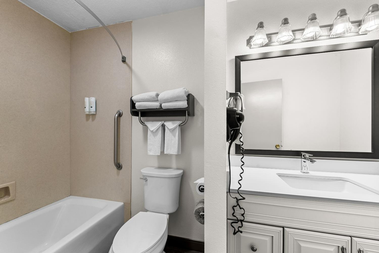 Bathroom 4, Quality Inn & Suites at Dollywood Lane, Sevier