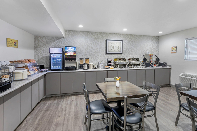 Food & Drinks 5, Hillstone Inn, Ascend Hotel Collection, Tulare