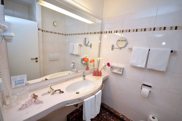 Bathroom 5, Hotel Panorama Hamburg - Billstedt, Hamburg