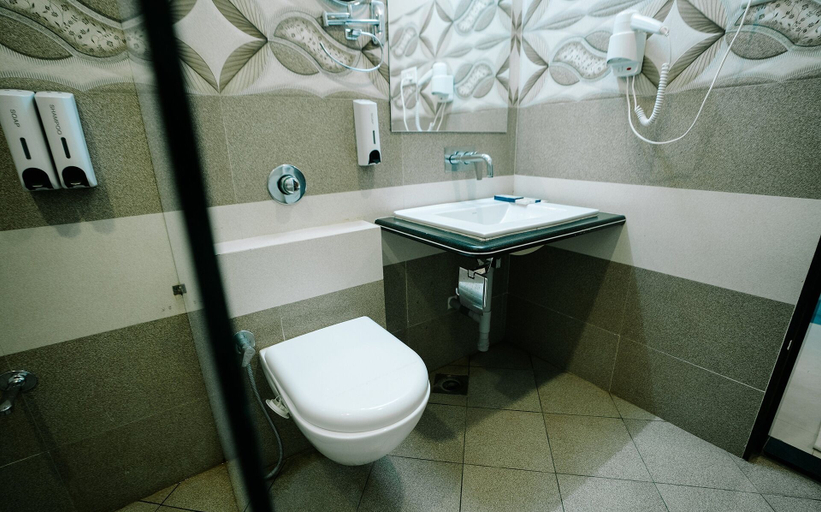 Bathroom 4, Daksh The Madhuvan Suites Dwarka, Devbhumi Dwarka