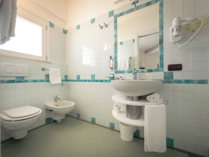 Bathroom 4, Hotel Carlo Felice, Sassari