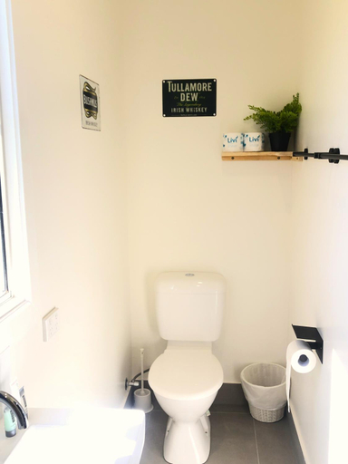 Bathroom 3, Acacia Motel, Chinchilla