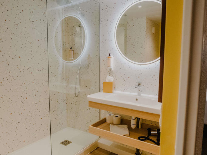 Bathroom 4, Mercure Le Havre Centre Bassin du Commerce Hotel, Seine-Maritime