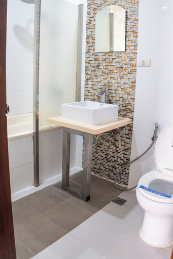 Bathroom 4, Hotel DreamWorld Araneta Cubao, Quezon City
