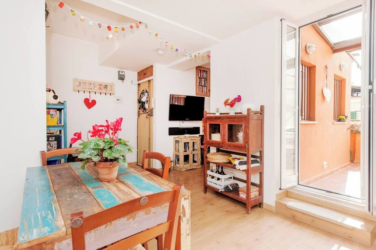 Dining room, Central Station Terrace Apartment, Rome