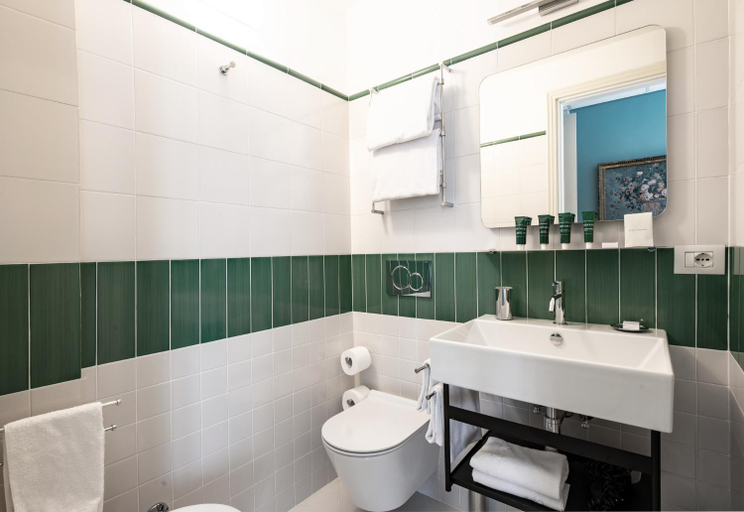 Bathroom 4, Hotel Franceschi, Lucca