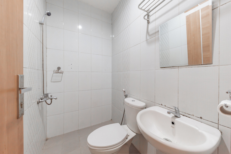 Bathroom 4, RedDoorz Premium @ Griya Inkoppabri Cisarua Puncak, Bogor