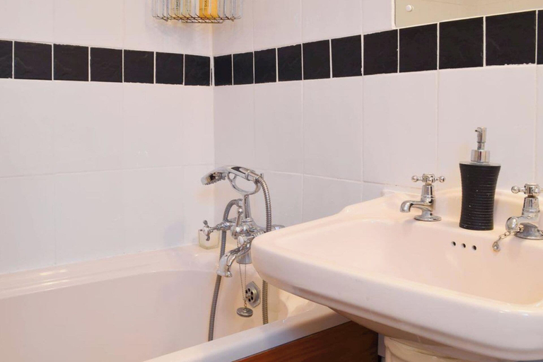 Bathroom, Cottage - Sleeps 3, Parking & Fishing, Cambridgeshire