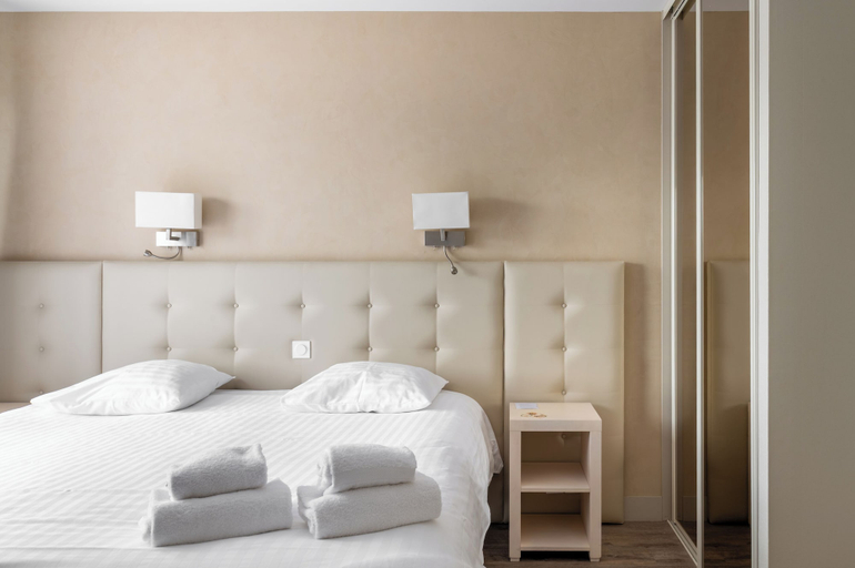 Bedroom 4, Hostellerie du Mont Aimé, Marne