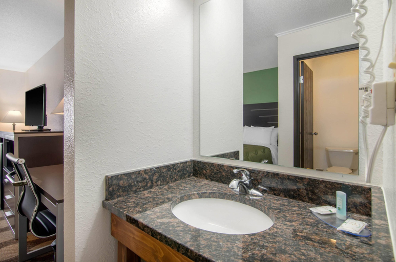Bathroom 5, Quality Inn Russell, Russell
